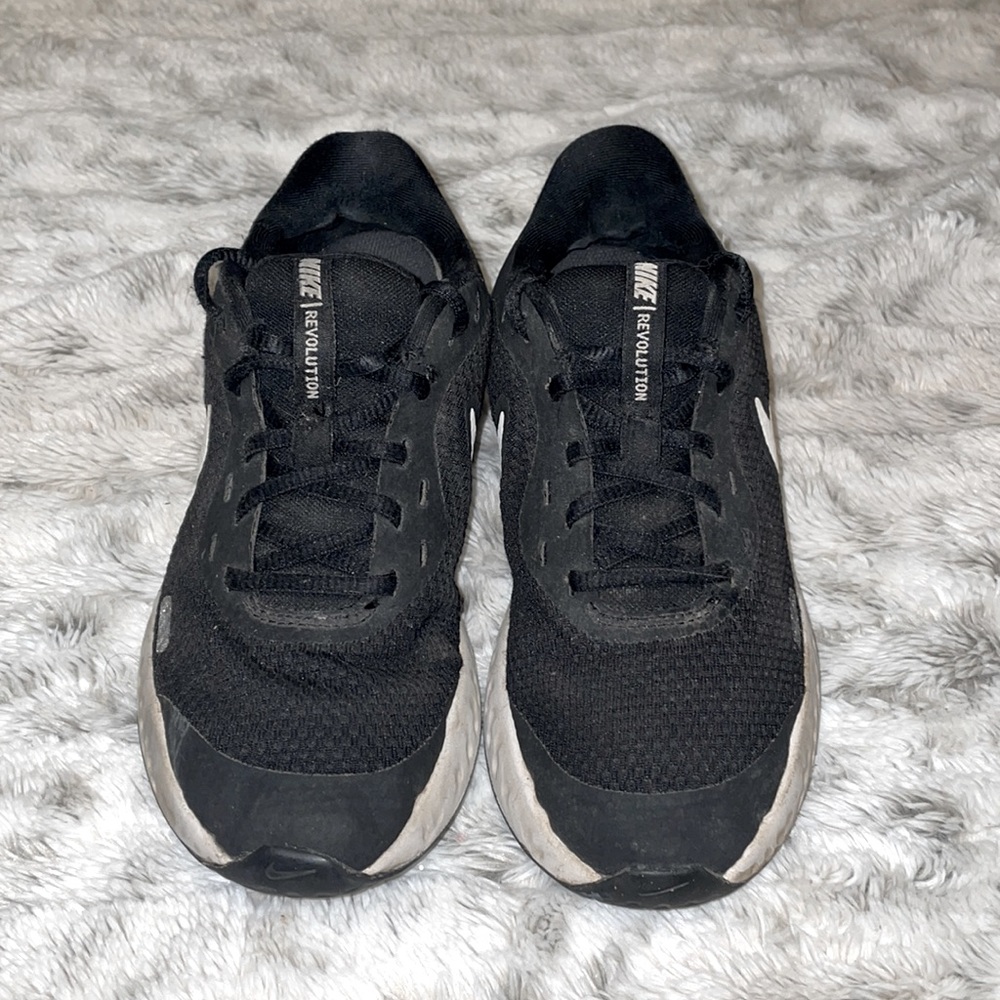 GUC girls Nike revolution sneakers low tops black w/ white check size 4